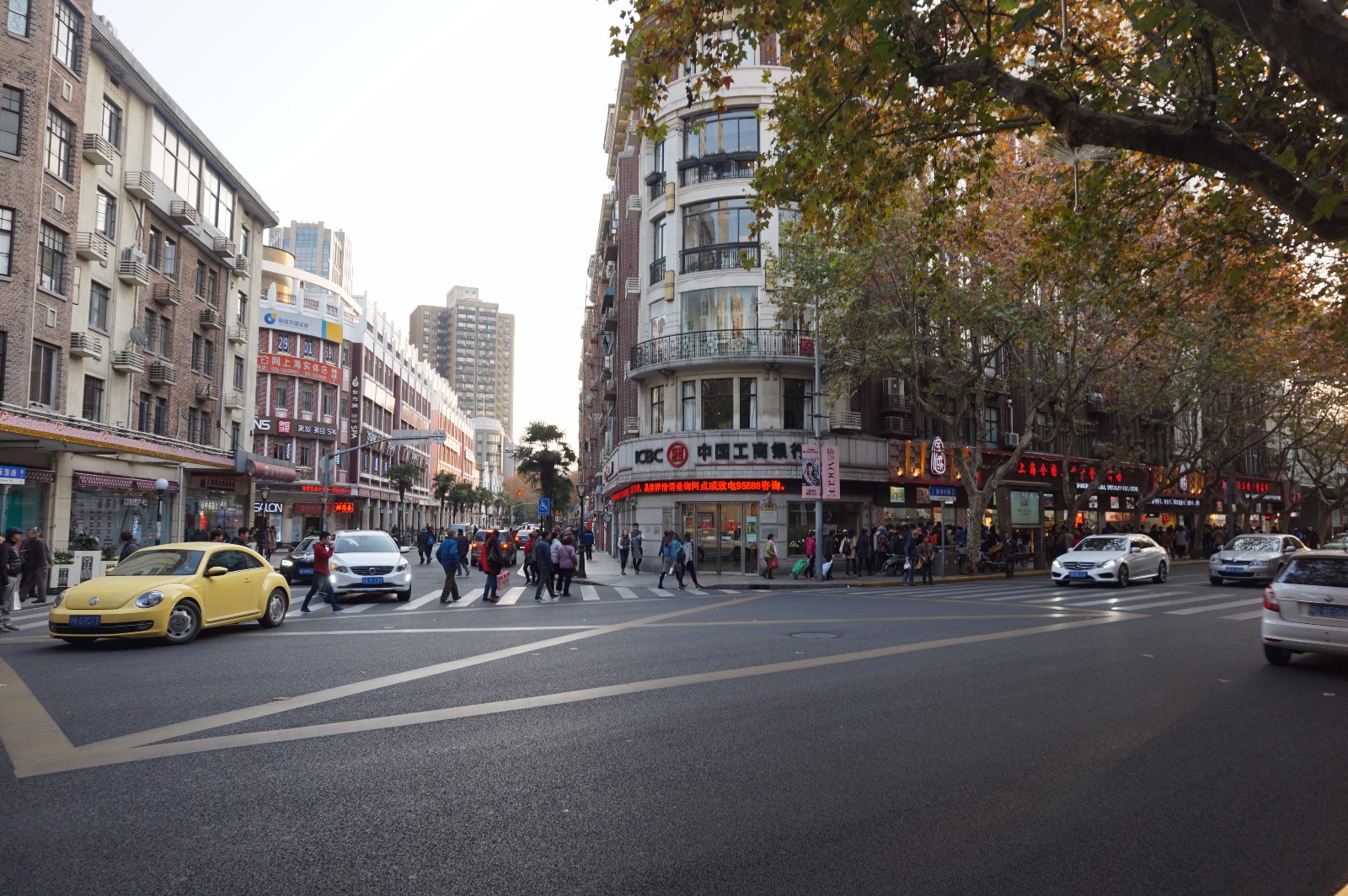 淮海路的街景站在淮海路的天桥上看到的景色.