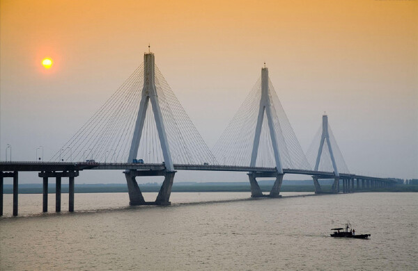 衡阳历史悠久 ,山水优美,以石鼓书院为代表的人文景观与以南岳衡山为