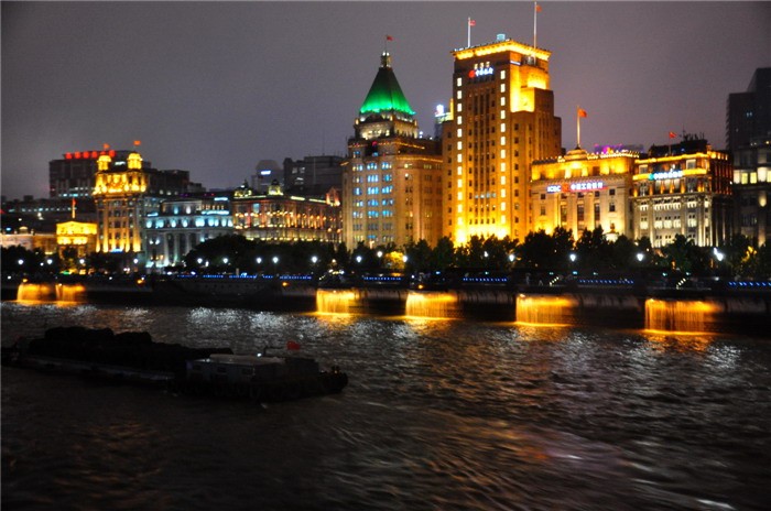 逛上海滩 游黄浦江 流光溢彩迷人眼