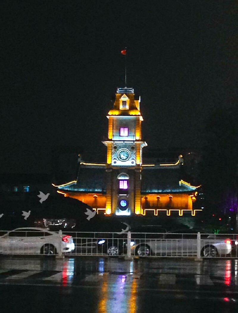 吃完饭,钟楼的灯亮了,手机拍一张.