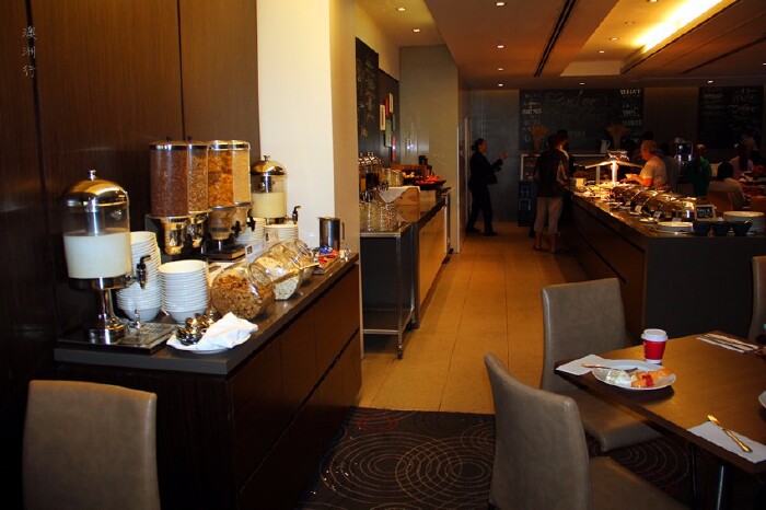返回酒店,时间还早,吧台静悄悄;自助早餐已经开始,西式早餐品种丰盛