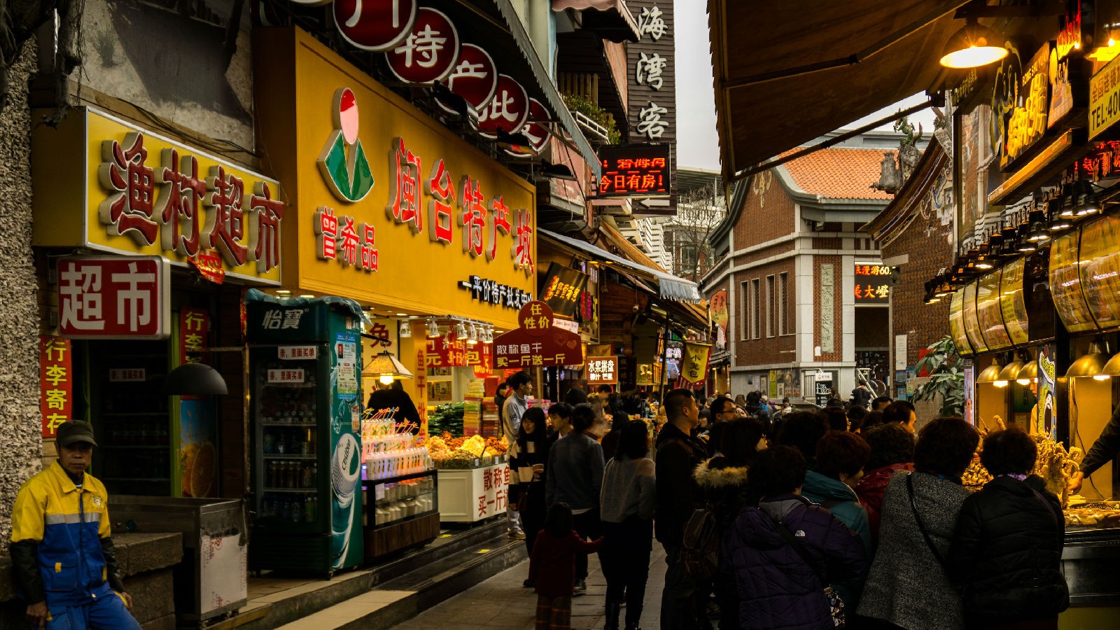 村子里特色的小吃和主题客栈成了这里的主基调~走在曾厝垵的街道上