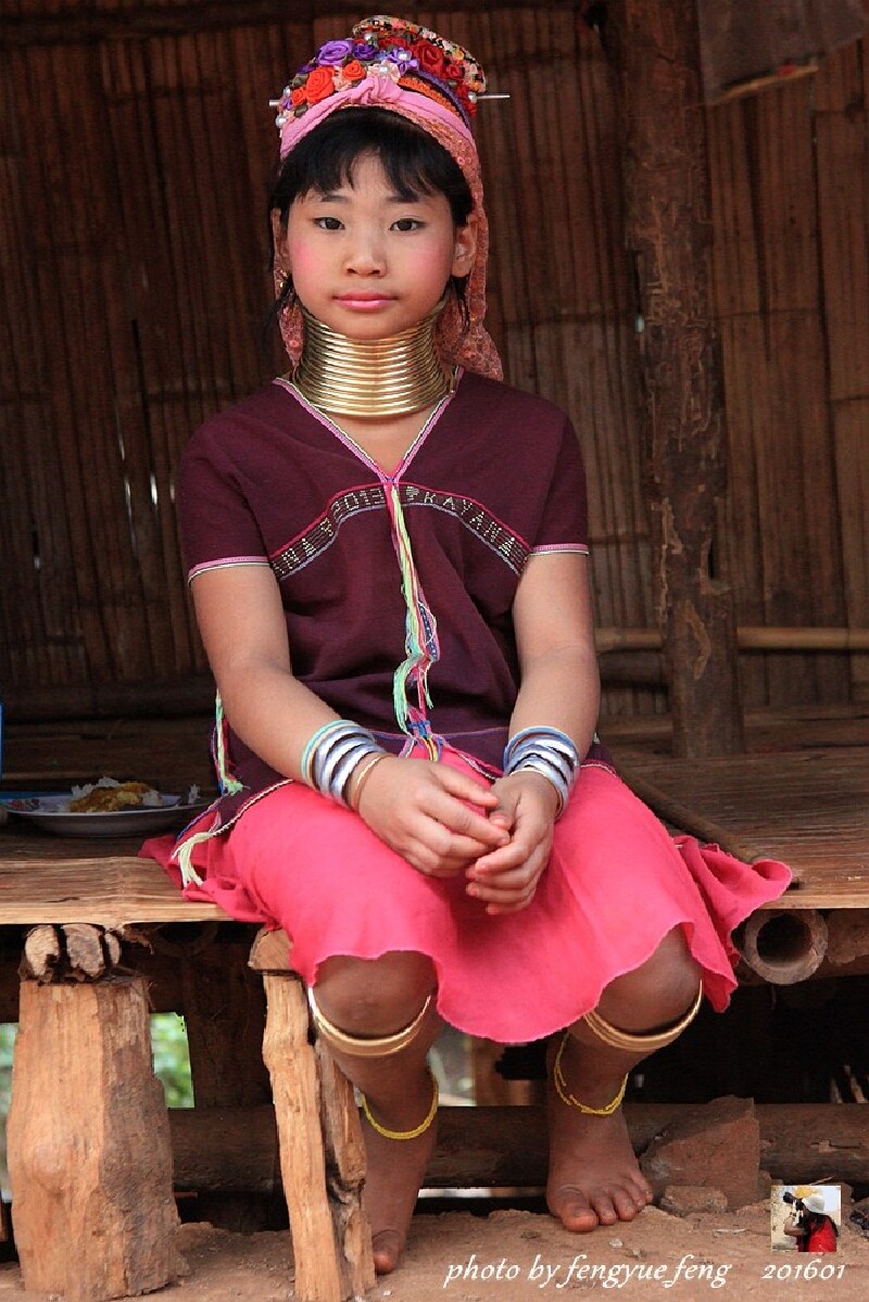 小女孩膝盖下绕上的铜环,等她成年后,双脚套