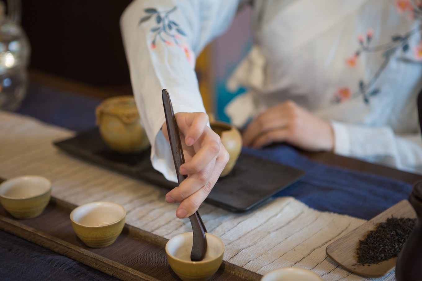 茶艺表演者的手真的好好看,很是白皙修长.