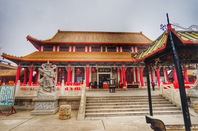 由于鄄城圆融禅寺创建规模较大,必须先建一个寺院安定下来,所以才有了