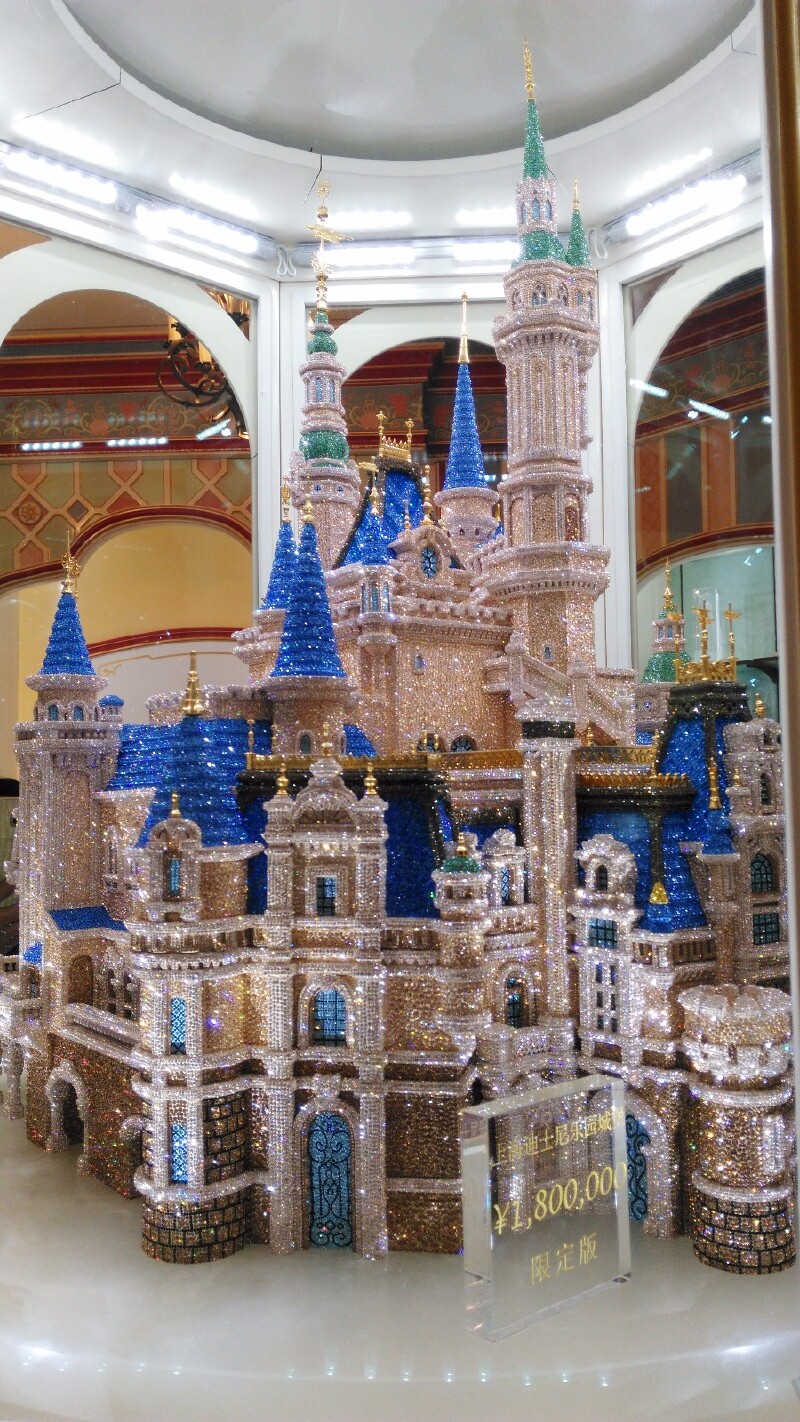 有不少的水晶商品出售