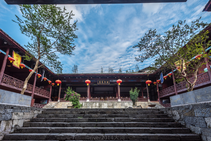 冉家院子旁边的西秦会馆,最先是由陕西商人兴建的,有一个大戏台,是