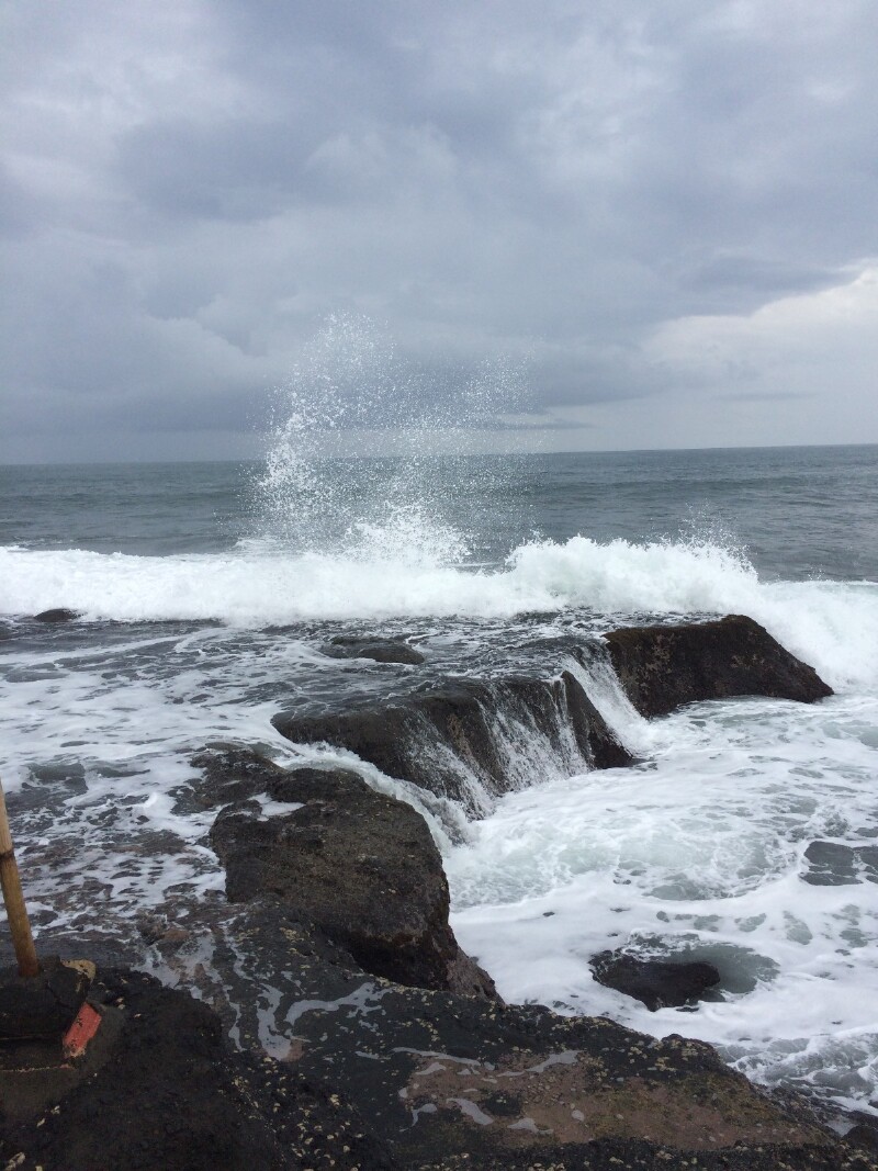 海浪拍打着岸边
