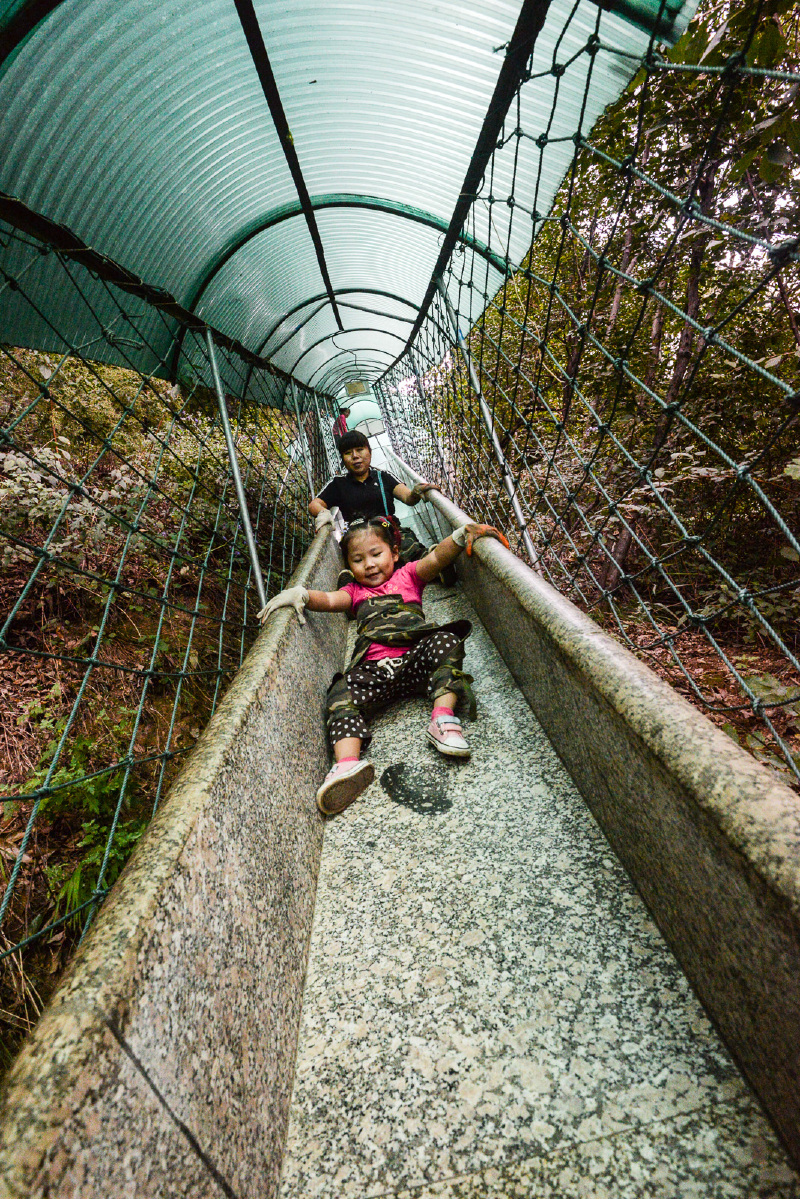 滑道下山,妞妞第一次做大滑滑梯,非常开心.