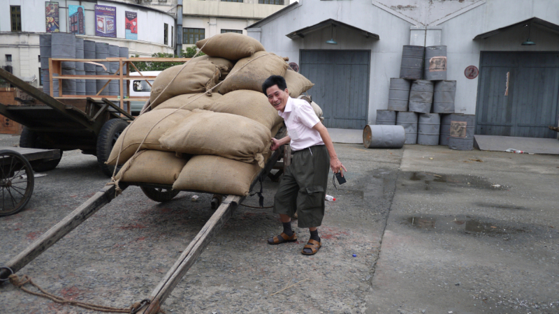带着爸妈穿越上海滩