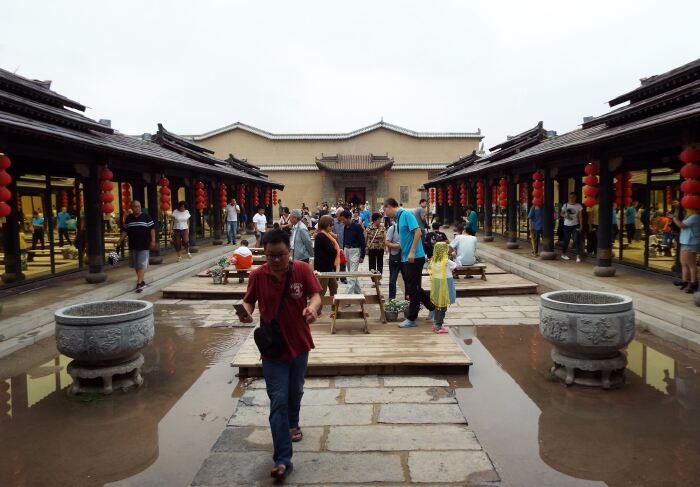 "张贤亮纪念馆"位于一座四合院内,张贤亮早年曾经在这里居住过.