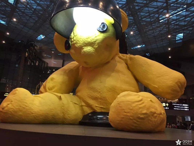 多哈机场著名的大黄熊
