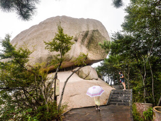 天池山飞来石景区