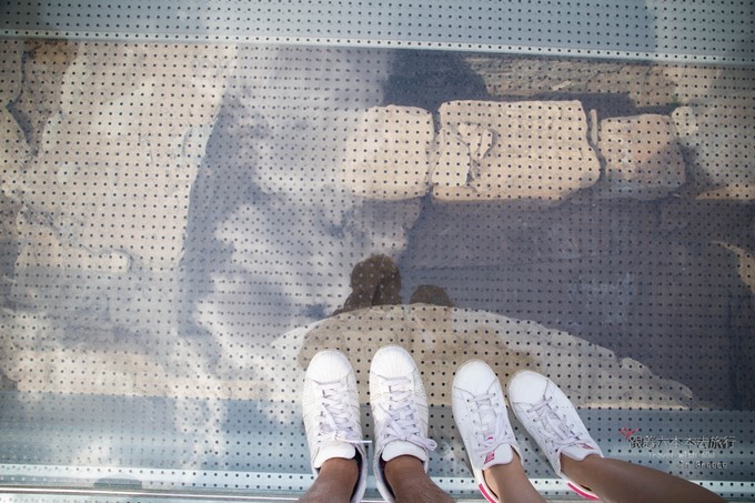 博物馆门口的地面都是透明的玻璃,可以看到当时挖掘时候发现的地下