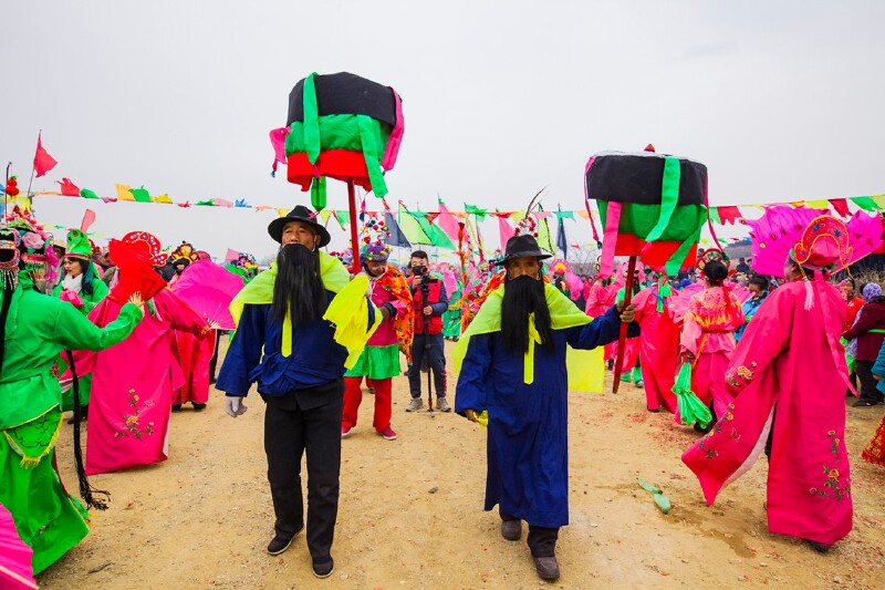 先辈负像闯关东,文登利州一脉连.