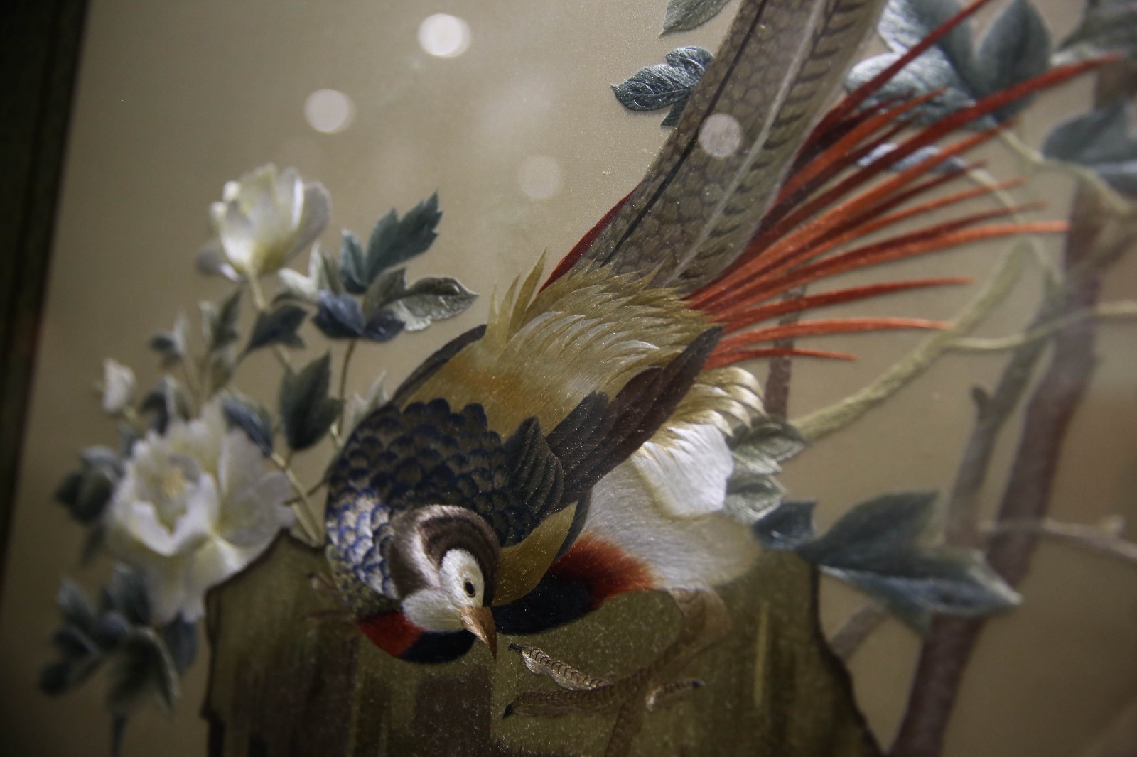 蜀绣题材多为花鸟,走兽,山水,虫鱼,人物,讲究"针脚整齐,线片光亮,紧密