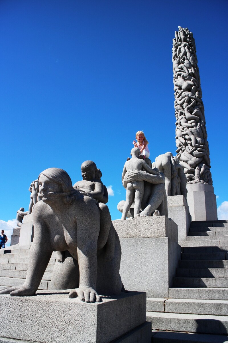 一个美丽的小天使,在雕塑群上"飞来飞去"