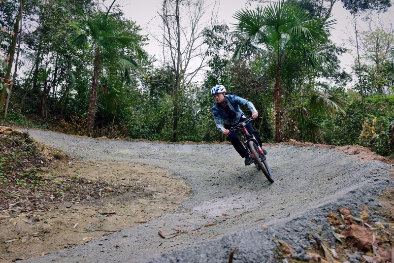 各种弯道跑起来,简直就是速度与激情.