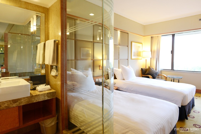 浴室采用了弧形落地玻璃窗的设计,增大了