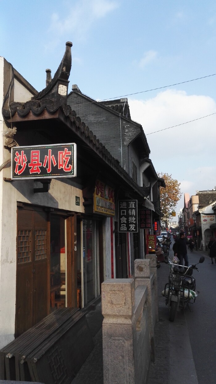 沿河往北走一会儿就到老城厢西市街.它是一条东西走向的老式街道.