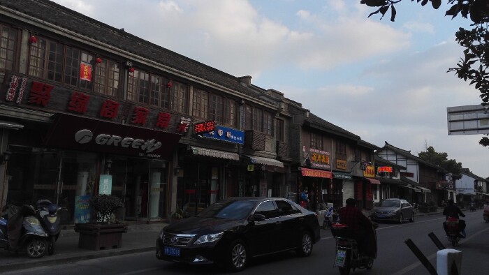 沿河往北走一会儿就到老城厢西市街.它是一条东西走向的老式街道.