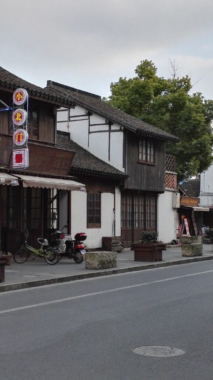 沿河往北走一会儿就到老城厢西市街.它是一条东西走向的老式街道.