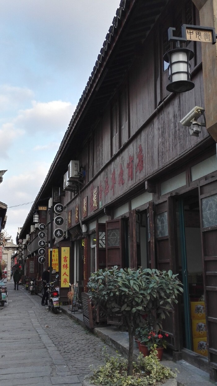 沿河往北走一会儿就到老城厢西市街.它是一条东西走向的老式街道.