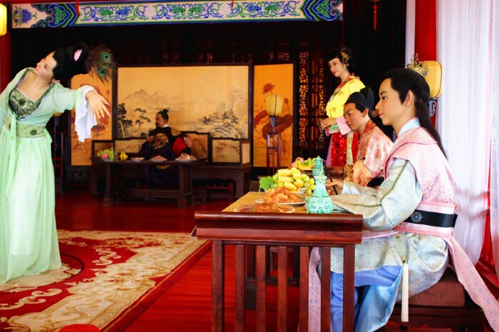 进入滕王阁的第一层,有着滕王宴乐图的壁画,而迎江面则是滕王宴会的