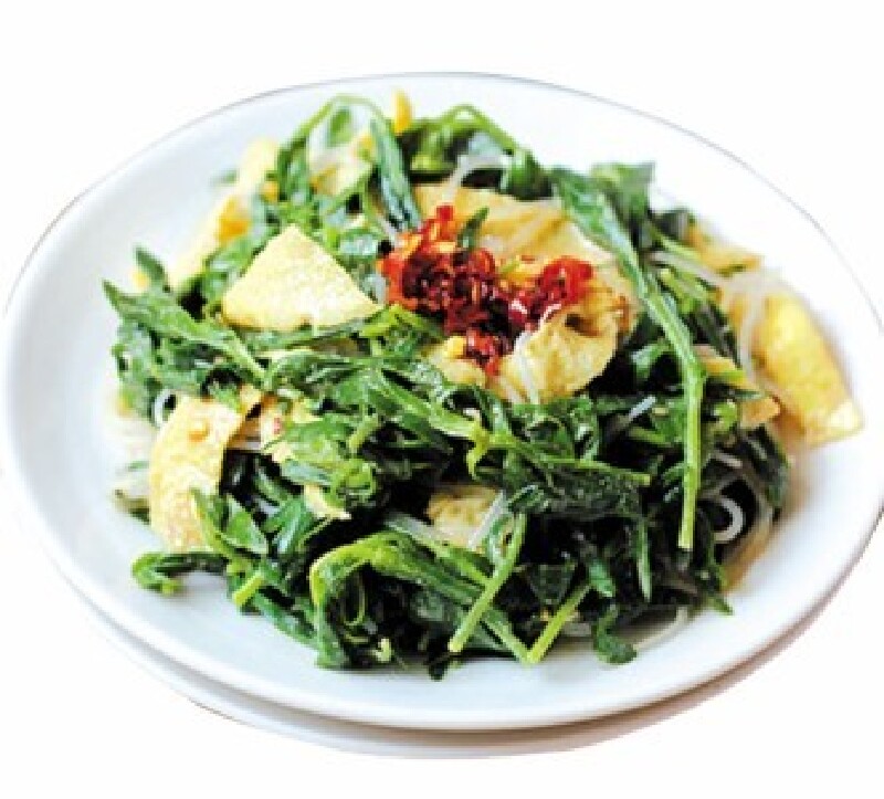 凉拌野菜此时是小野蒜疯长期,漫步艾山途中,山间丛林随处可见,抄一把