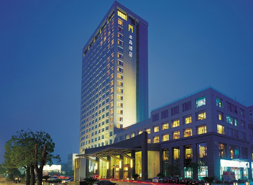 旅游,会议为一体的时尚个性酒店,位于象山石浦镇中心,依山而立,面朝