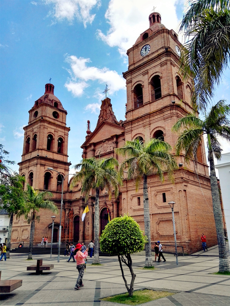 西邻巴西,南界巴拉圭,是玻利维亚第二大城,为圣克鲁斯省的首府