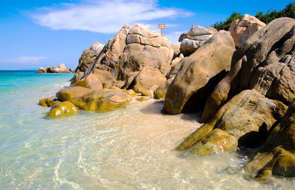 临高境内的旅游景点有,临高八景之一的百仞滩,临高角风景名胜区,居仁