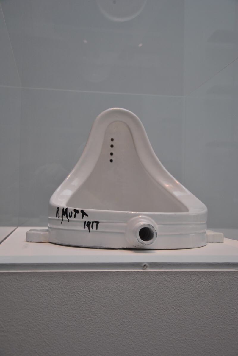 达达主义和超现实主义的创始人在1917年买了一个小便池直接匿名送展