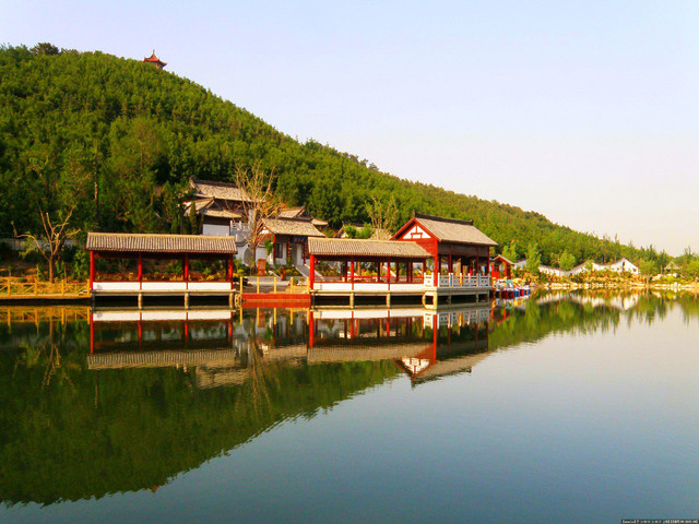 威海華夏城景區隸屬於華夏文化旅遊集團股份有限公司,位於美麗的海濱