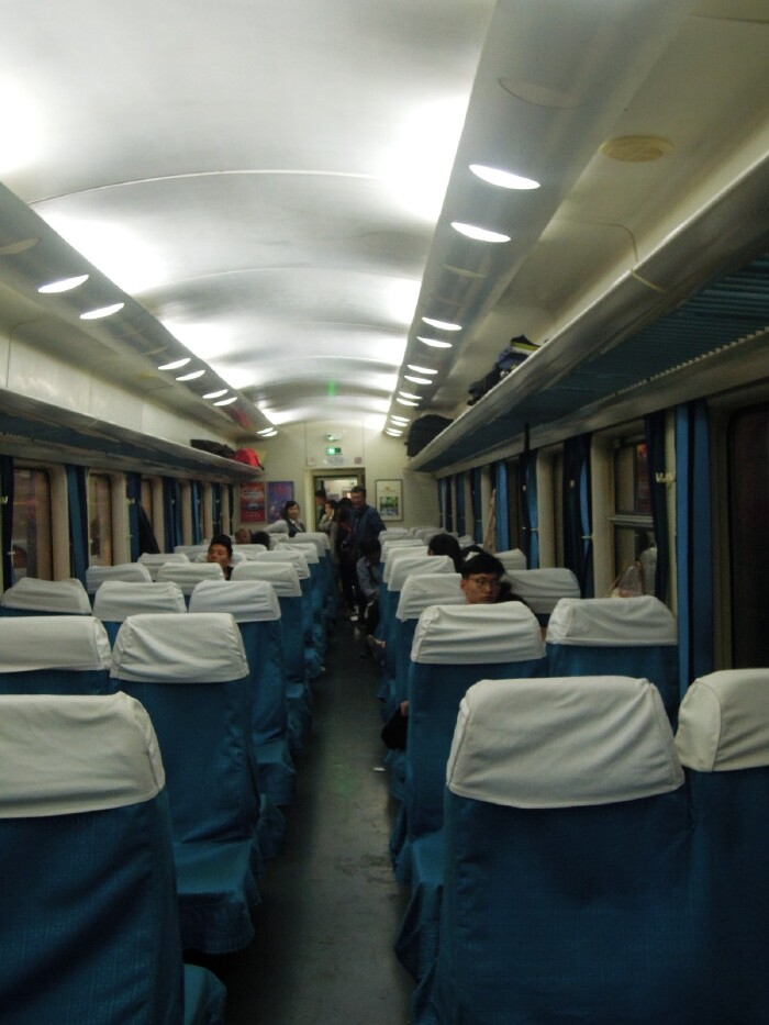 晚上19点39分,17车厢的乘客一大半都下车了.