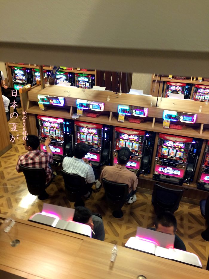 日本的游戏厅遍布,生意很红火.进去发现基本上都是大叔!