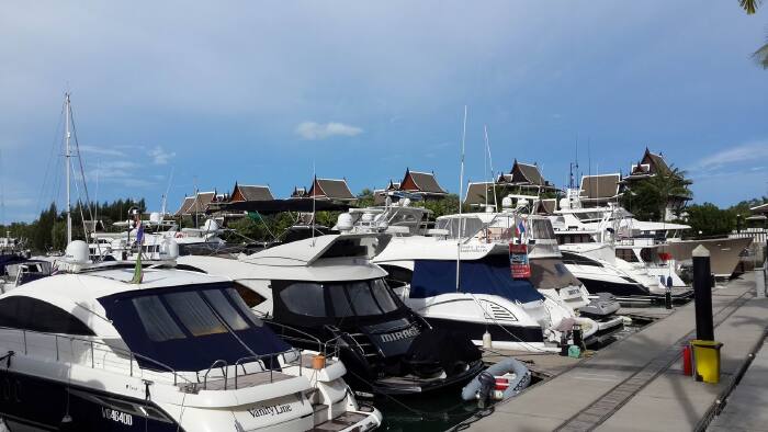 准时开航,一路上风景不错,从前岛绕行到普吉皇家游艇码头上岸