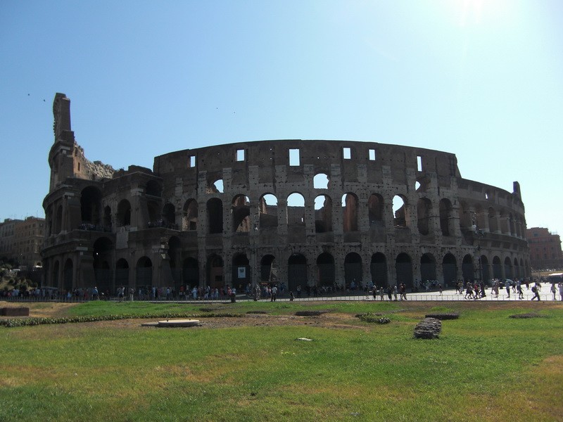 是古罗马时期较大的圆形角斗场,建于公元72-82年间,也是古罗马帝国