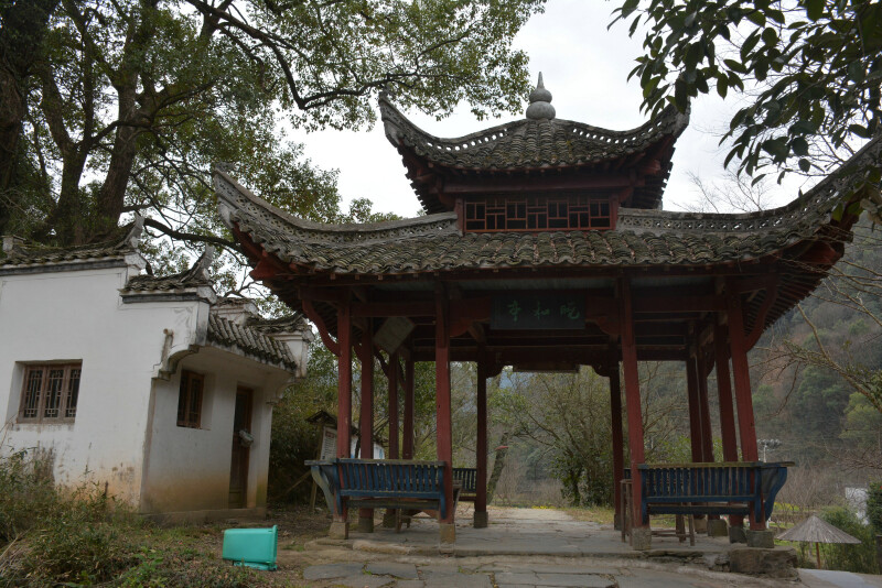 的处所,亭里设茶水缸,有人专门烧茶供路人免费饮用,故也被称为"茶亭"