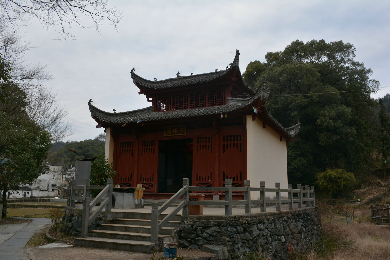 婺源晓起p90:上晓起村口的三宝庙,村民每月初一十五前来烧香拜佛