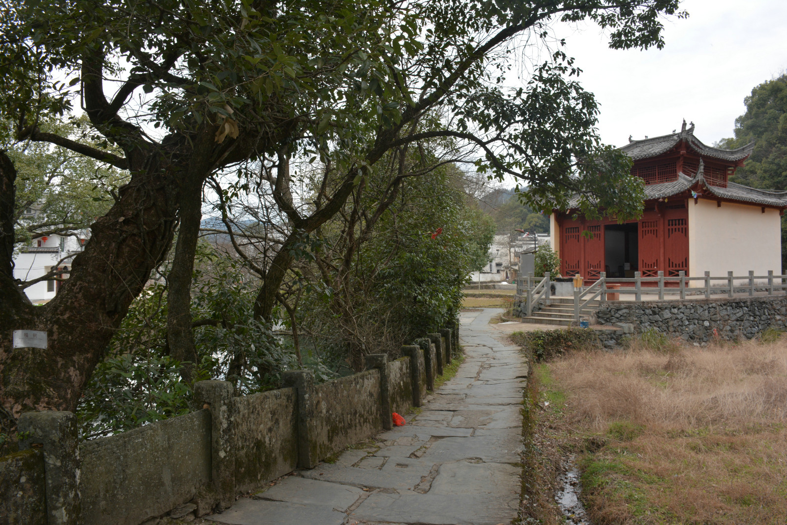 上晓起村口有一座传统样式的凉亭(晓和亭)横跨在古驿道上,这是古代供