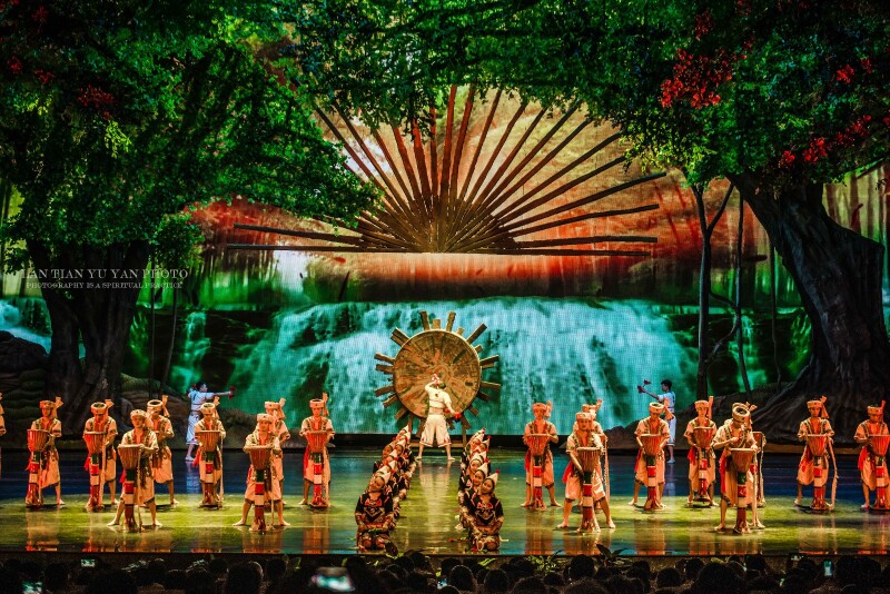 真真是非常美的歌舞表演,非常完美的演出,让