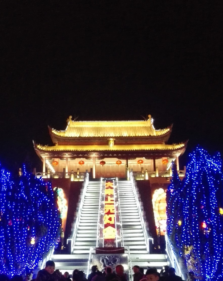 到走不動道的地步 河南特產,第一次見真好奇 開封湖的夜景也是挺美的