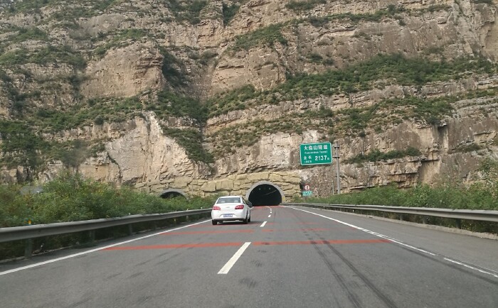 忻阜高速,出火焰山隧道就到五台县了.