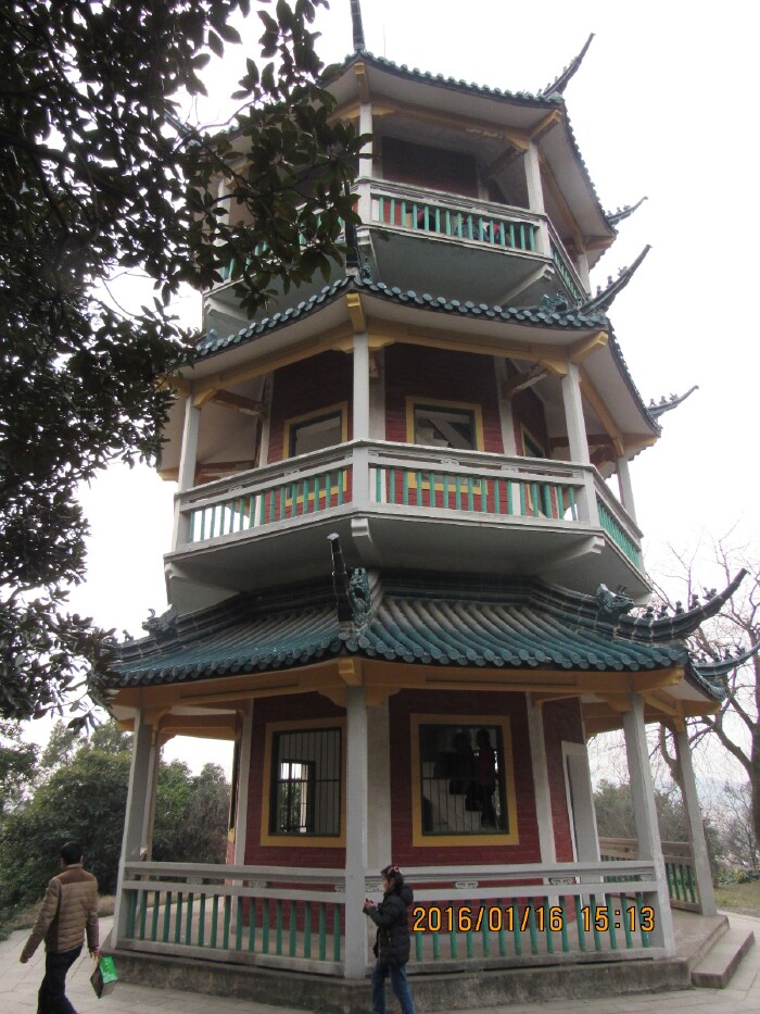 念劬塔是梅园的标志性建筑,该塔八角三层,高18米,建于1930年,是荣宗敬