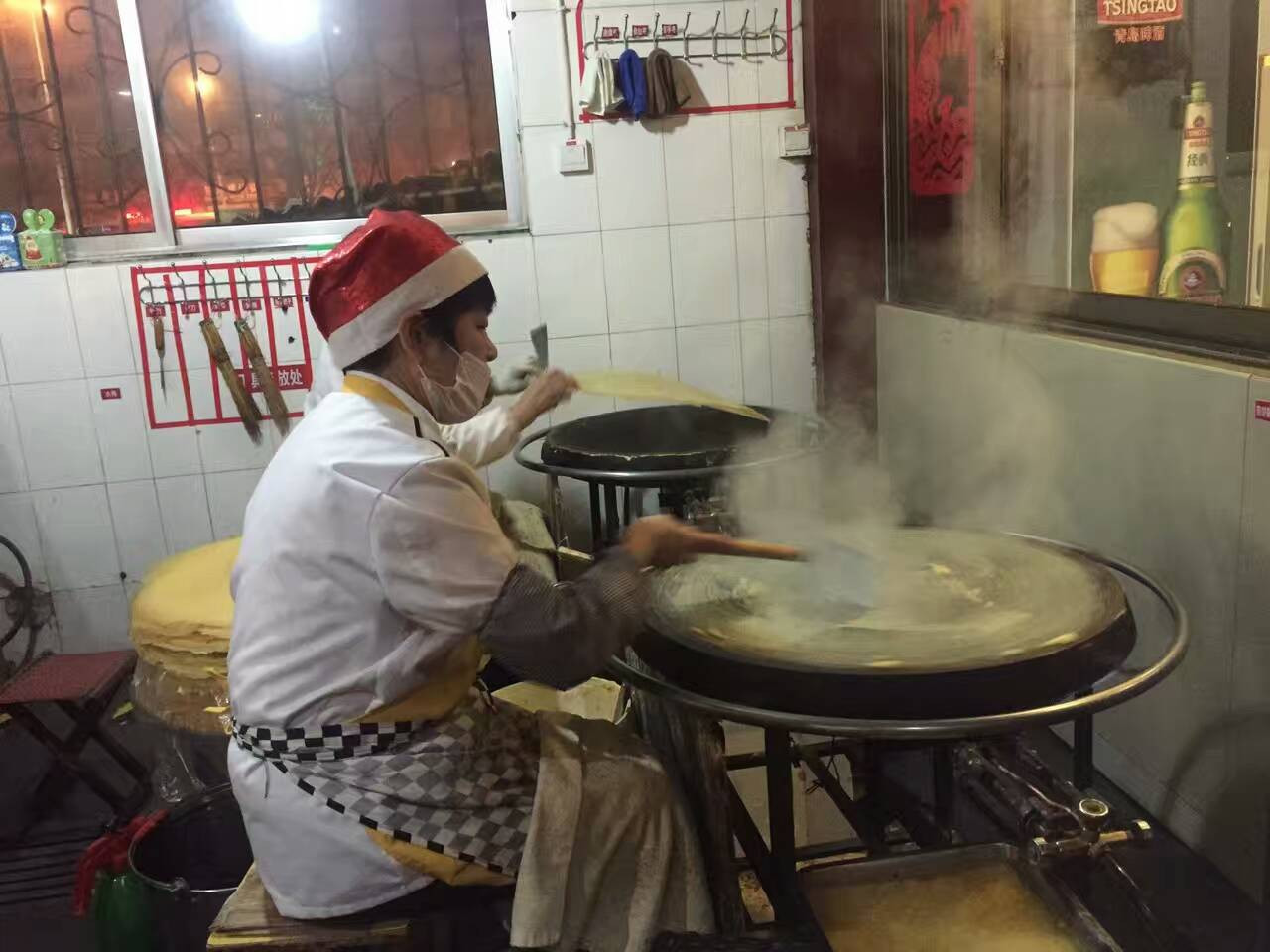 餐厅里摊煎饼的阿姨