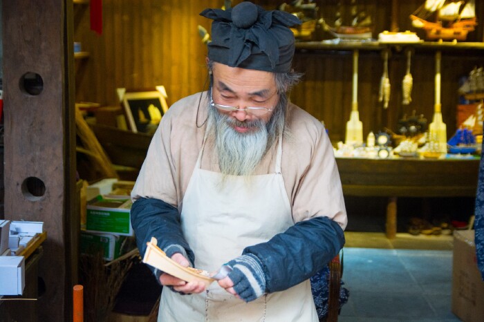 无论医生,还是商家小贩,或者街头的人都是穿着古装