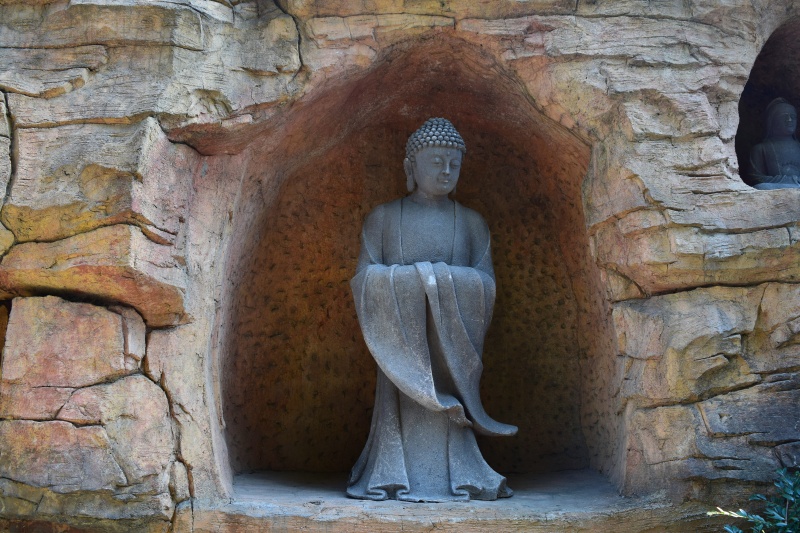 释迦牟尼摩崖石刻旁的佛像.