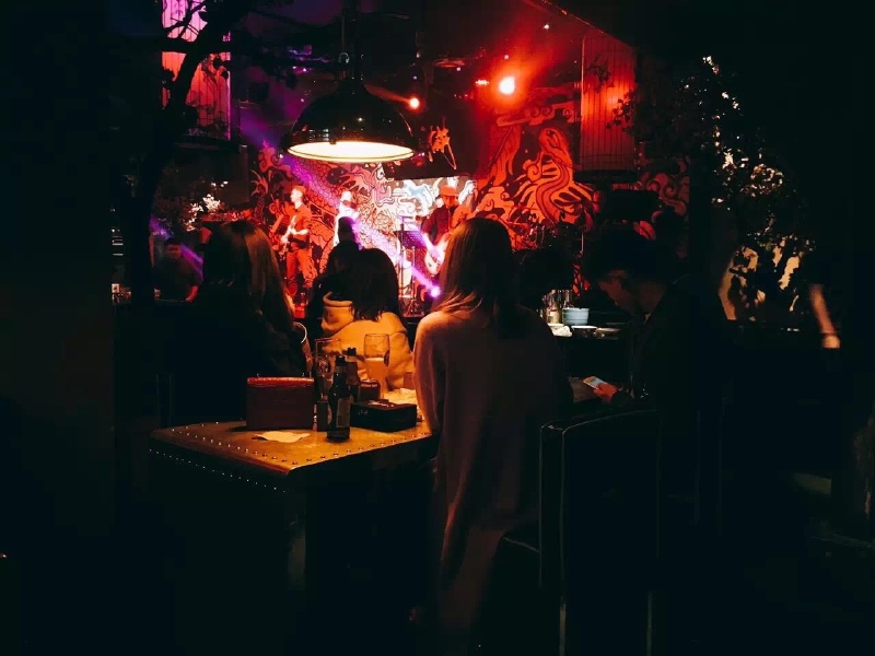 保利中心很多这样的小酒吧,nasa靠做hiphop的演出杀出一条血路来.