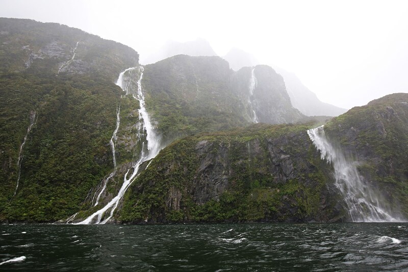 米尔福德峡湾的一大特色就是两岸山壁瀑布不断.